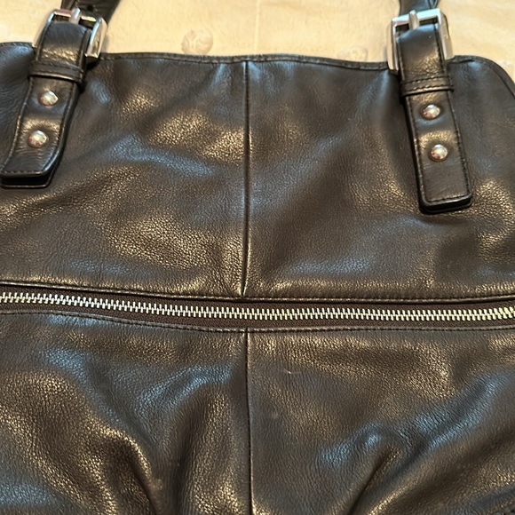 B Makowsky Leather Shoulder bag. Used Condition. See flaws in photos - Picture 2 of 10